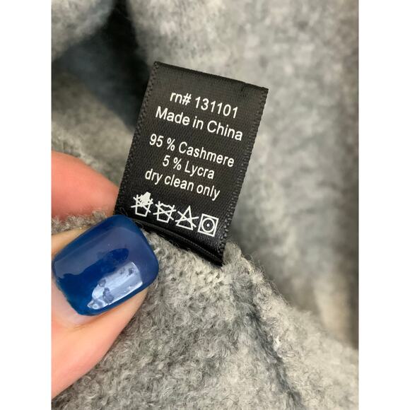 Beryll‎ Cashmere Serape | Light Gray Oversized Blanket Scarf With Stretch - Picture 6 of 7